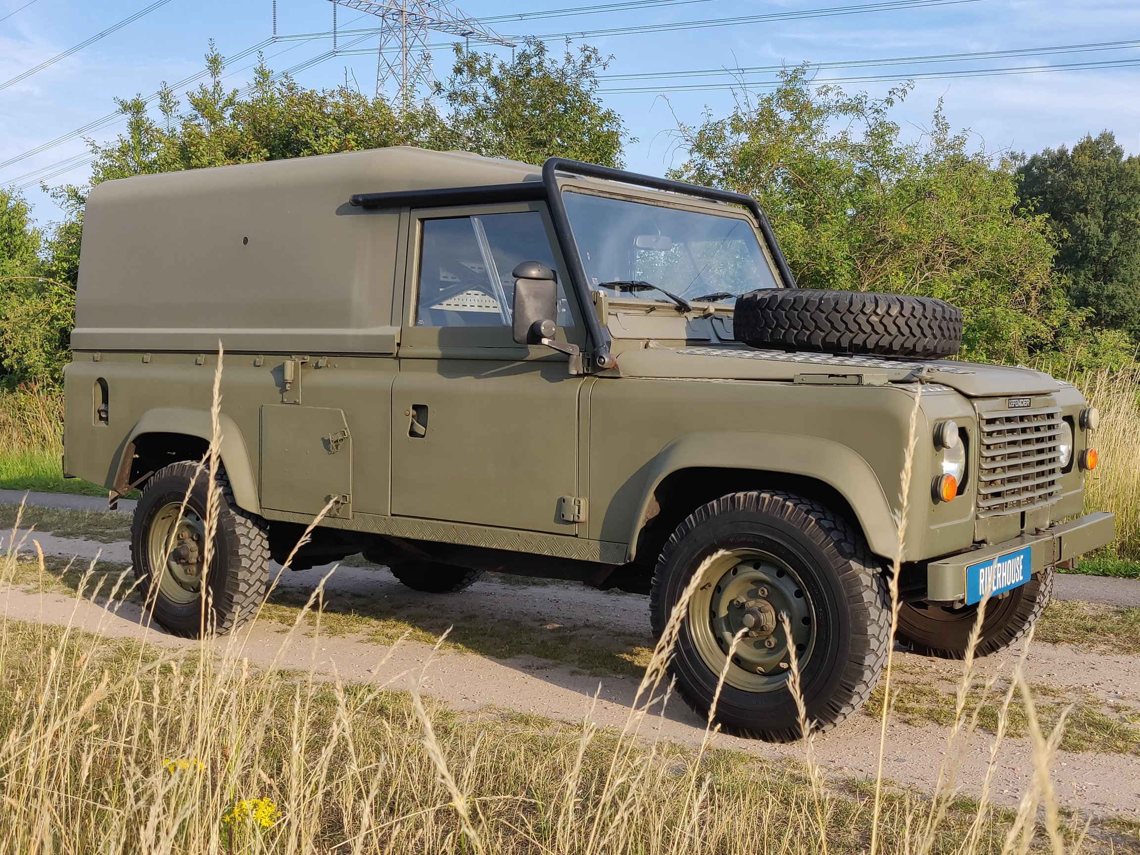 1986 LR LHD Defender Tithonus right front.jpg